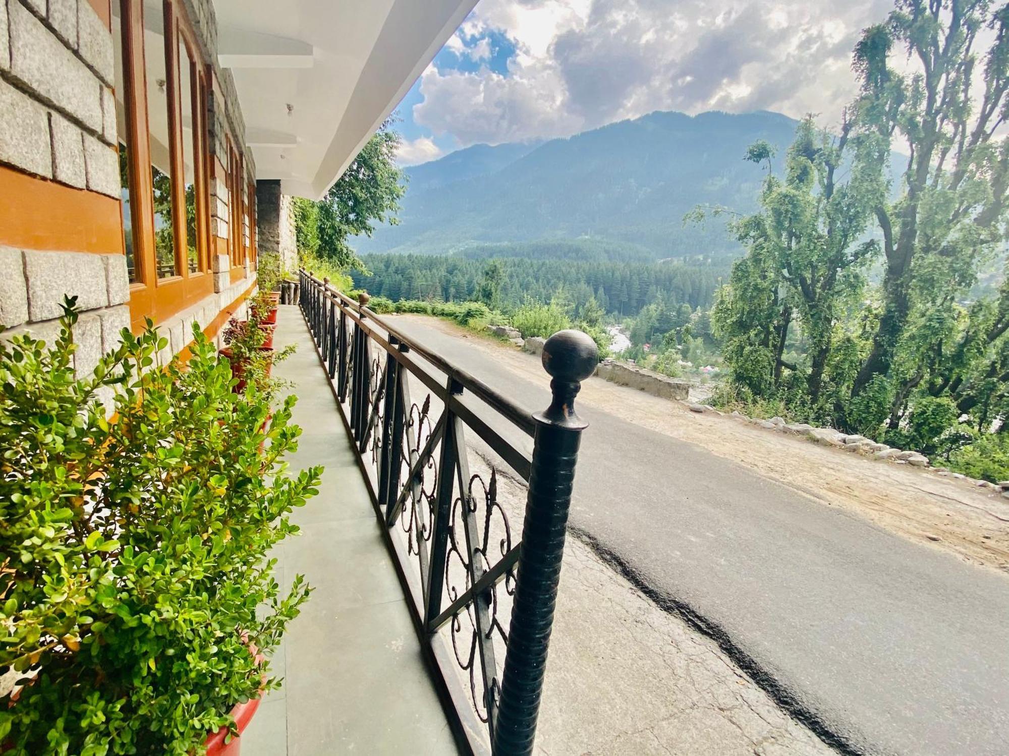 Snow Clad Riverview Hotel & Resort, Manali Екстериор снимка